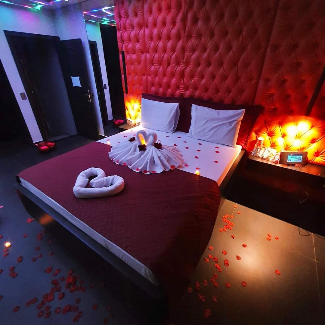 MOOD MOTEL